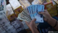 Kepala Badan Pusat Statistik (BPS), Suhariyanto, mengatakan terjadinya deflasi selama dua bulan berturut-turut menandakan daya beli masyarakat atau tingkat konsumsi rumah tangga melemah dan butuh waktu untuk kembali ke titik normal. Pradita Utama/detikcom