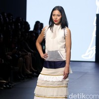 Rama Dauhan di koleksinya ini mengangkat tema Aubade di Plaza Indonesia Fashion Week 2017. Plaza Indonesia Lt. 8, Jakarta. [Foto: Mohammad Abduh/Wolipop]