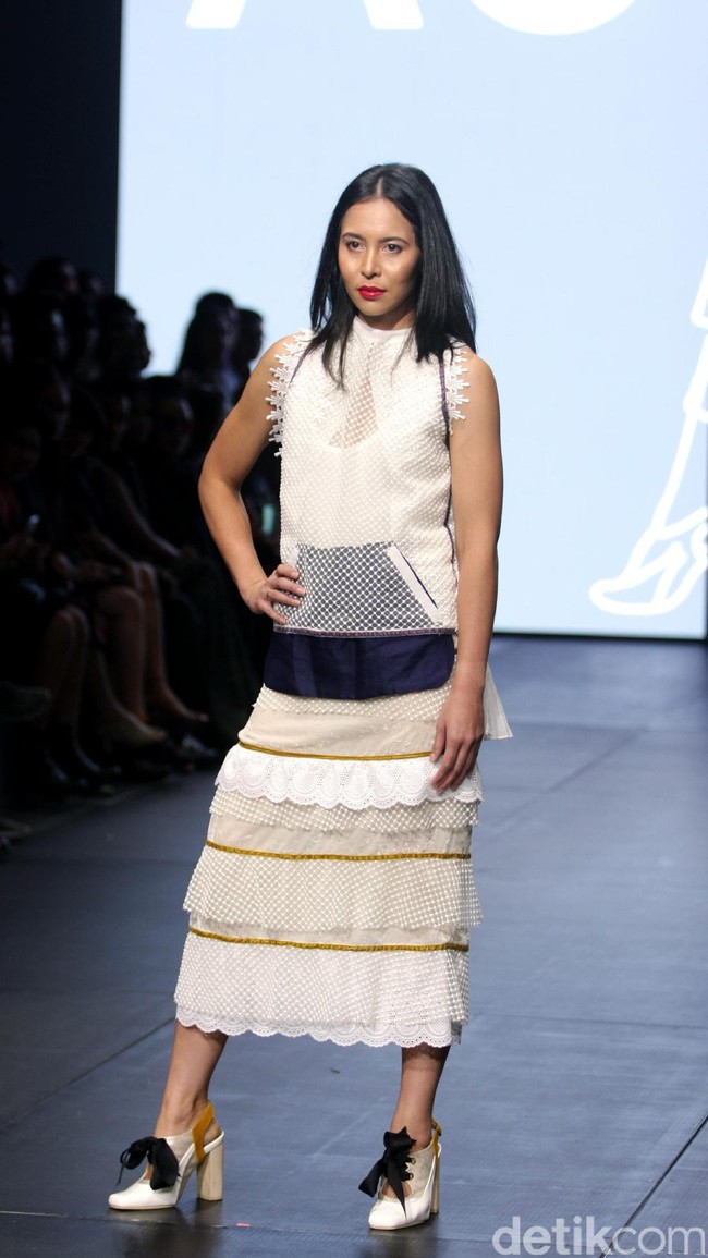 Rama Dauhan di koleksinya ini mengangkat tema Aubade di Plaza Indonesia Fashion Week 2017. Plaza Indonesia Lt. 8, Jakarta. [Foto: Mohammad Abduh/Wolipop]