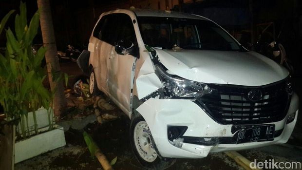Taksi mengalami kerusakan.