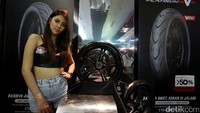 Seorang model memperkenalkan Corsa Platinum V Series. 