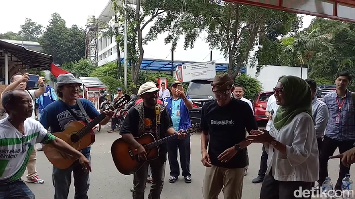 Makan di Melawai, Sandiaga Joget dan Nyanyi Bareng Pengamen