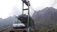 Foto: Wisata di sini memang cukup digemari turis lokal dan mancanegara. Jadi sebelum naik kereta gantung harus sabar mengantre (Kurnia/detikTravel)