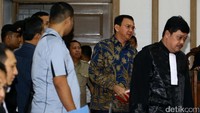 Ahok memasuki ruang sidang.