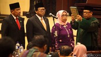 Oesman Sapta Odang (tengah), Nono Sampono (kiri), dan Darmayanti Lubis (kanan) disumpah di paripurna DPD yang dihelat di Kompleks Parlemen Senayan, Jakarta Pusat. 