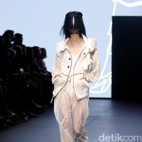 Rama Dauhan di koleksinya ini mengangkat tema Aubade di Plaza Indonesia Fashion Week 2017. Plaza Indonesia Lt. 8, Jakarta. [Foto: Mohammad Abduh/Wolipop]