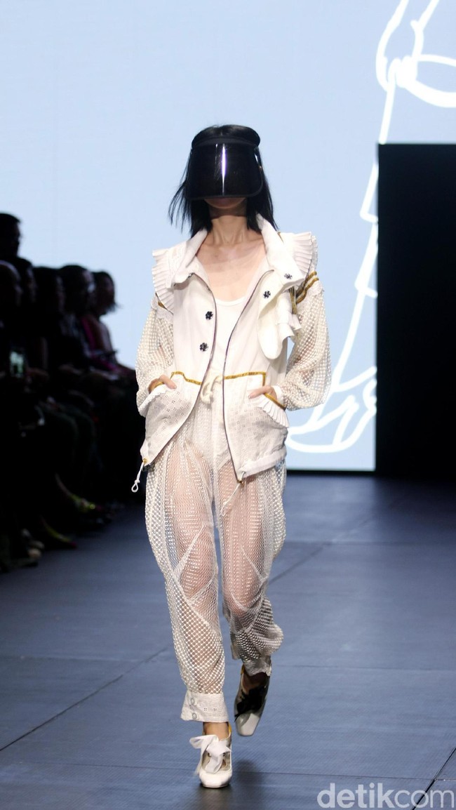 Rama Dauhan di koleksinya ini mengangkat tema Aubade di Plaza Indonesia Fashion Week 2017. Plaza Indonesia Lt. 8, Jakarta. [Foto: Mohammad Abduh/Wolipop]