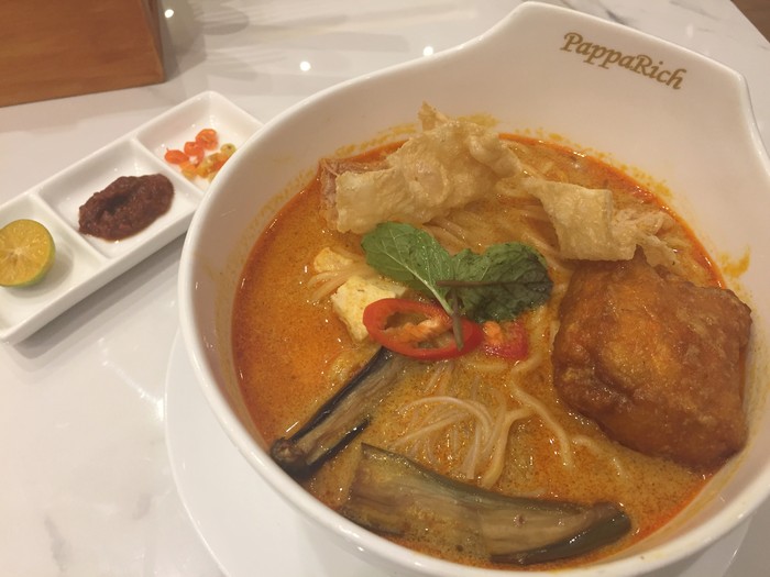 Sedapnya Nasi Lemak dengan Kari Ayam dan Sambal Goreng Udang