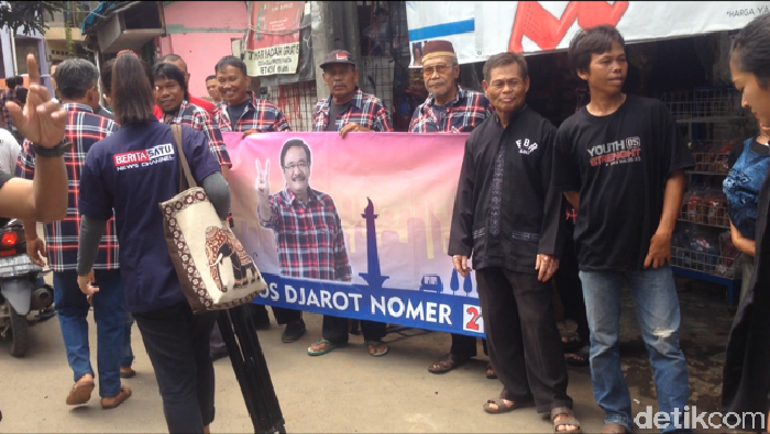 Blusukan di Pulogebang, Djarot Disambut Pria Berbaju FBR