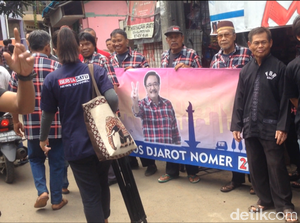 Blusukan di Pulogebang, Djarot Disambut Pria Berbaju FBR