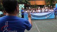 Para siswa foto bersama di halaman SD 06 Tanjung Duren usai acara. (dok Citi).