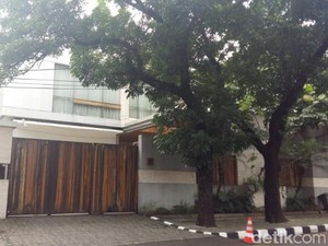 Ini Rumah Besar Milik Andi Narogong yang Digeledah KPK di Tebet