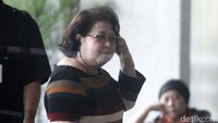 KPK sejauh ini telah menetapkan 3 tersangka untuk kasus dugaan korupsi e-KTP yang disebut merugikan negara Rp 2,3 triliun. Dua tersangka, yaitu Irman dan Sugiharto sudah menjalani persidangan, sedangkan satu lagi Andi Agustinus alias Andi Narogong masih menjalani pemeriksaan di KPK.