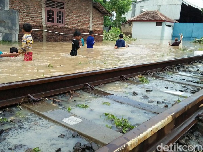 Banjir Landa Cilegon, Warga Mengungsi dan Listrik Padam