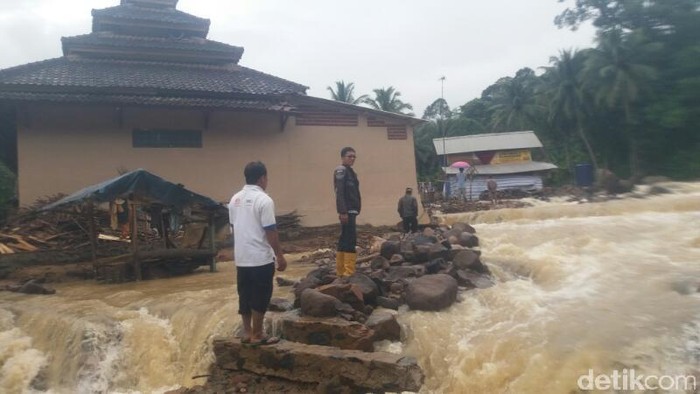 Banjir Bandang di Anyer, 3 Rumah Warga Rusak Berat