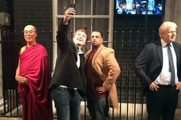 Traveler Pura-Pura Jadi Patung Lilin Traveler pura-pura jadi patung lilin di Museum Madame Tussauds di London, Inggris
