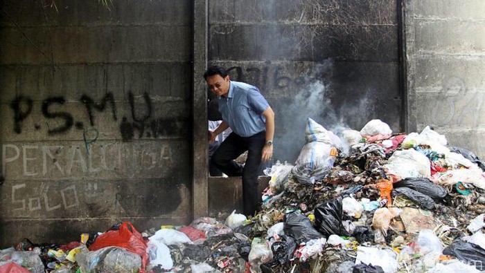 Saat Ahok Lewati Lubang Kecil di Tembok untuk Cek Kali di Jaksel