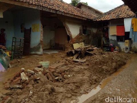 Banjir Bandang di Anyer 3 Rumah  Warga Rusak  Berat