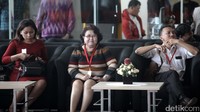 Elza Syarief menunggu untuk diperiksa.