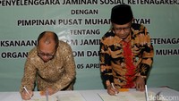 Keduanya berjabat tangan usai menandatangani kerjasama antara PP Muhammadiyah dengan BPJS Ketenagakerjaan di Jakarta, Rabu (5/4/2017).