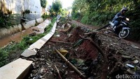 Turap kali di Jalan Legok, Jati Asih, Kota Bekasi, Jawa Barat, amblas.