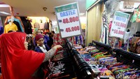 Menanggapi hal itu, salah seorang pedagang konvensional di Pusat Perbelanjaan Tanah Abang mengaku, ada sedikit kekhawatiran bisnisnya bisa ditinggalkan oleh pelanggan dengan adanya e-commerce.