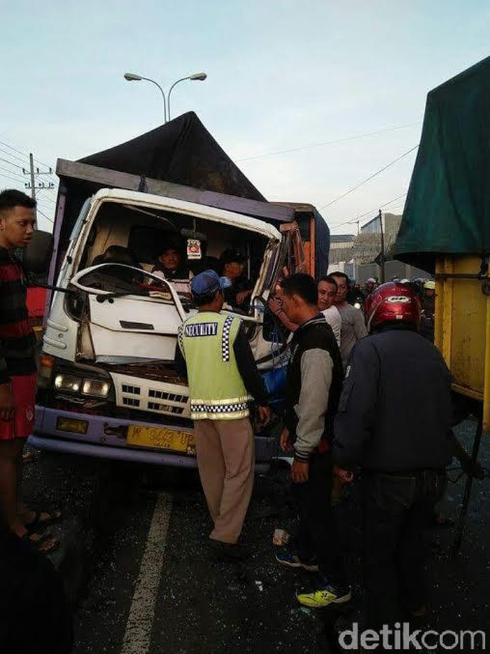Kecelakaan Beruntun Libatkan 3 Truk di Mojokerto, 3 Orang Terluka