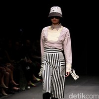 Austere by Tri Handoko mengangkat koleksi terbarunya yang bertajuk Lenient di Plaza Indonesia Fashion Week 2017. Plaza Indonesia Lt. 8, Jakarta. [Foto: Mohamamd Abduh/Wolipop]