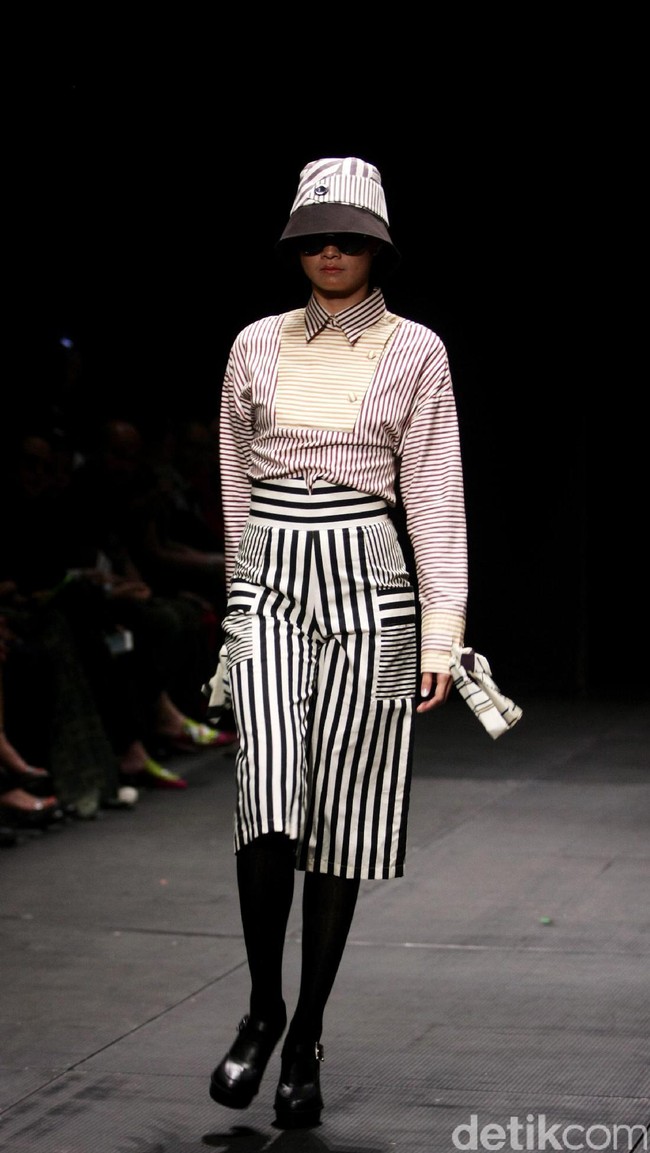 Austere by Tri Handoko mengangkat koleksi terbarunya yang bertajuk Lenient di Plaza Indonesia Fashion Week 2017. Plaza Indonesia Lt. 8, Jakarta. [Foto: Mohamamd Abduh/Wolipop]
