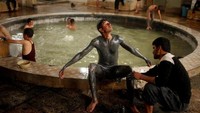 Foto: Meski sederhana, tetapi kemewahan ini tidak bisa dinikmati oleh semua warga Mosul. Tiket masuk pemandian ini yang cuma 1.000 Dinar Irak (setara Rp 11.300) tidak terjangkau bagi sebagian orang, karena mereka sama sekali tidak memiliki uang (Suhaib Salem/Reuters)