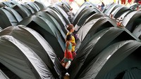 Para warga yang selamat sementara ditampung di tenda-tenda darurat. REUTERS/Jaime Saldarriaga.