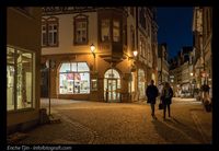 Kamera: Panasonic LX10, f/1.4, 1/25 detik, ISO 125. Dengan mengunakan bukaan yang sangat besar, dan shutter yang relatif lambat, saya dapat mengunakan ISO rendah sehingga kualitas foto tetap baik menjelang malam hari. Meskipun bukaan yang saya gunakan sangat besar yaitu f/1.4, tapi karena sensor yang digunakan relatif kecil (jenis 1 inci) dan focal length lensa lebar, maka ruang tajam cukup.