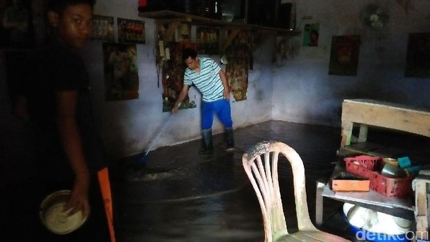Warga mulai membersihkan rumah.