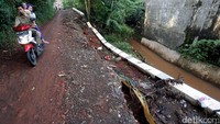 Mirisnya hingga kini belum ada perbaikan dari pemerintah setempat.