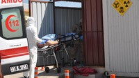 Tim medis asal Turki mengevakuasi para korban. Ferhat Dervisoglu/Dogan News Agency via REUTERS.