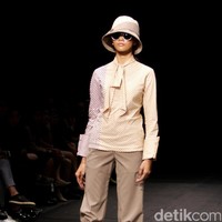 Austere by Tri Handoko mengangkat koleksi terbarunya yang bertajuk Lenient di Plaza Indonesia Fashion Week 2017. Plaza Indonesia Lt. 8, Jakarta. [Foto: Mohamamd Abduh/Wolipop]