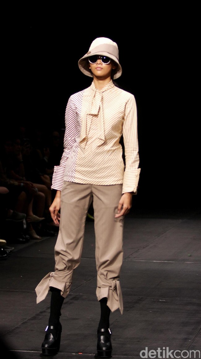 Austere by Tri Handoko mengangkat koleksi terbarunya yang bertajuk Lenient di Plaza Indonesia Fashion Week 2017. Plaza Indonesia Lt. 8, Jakarta. [Foto: Mohamamd Abduh/Wolipop]