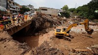 Pencarian korban longsor di Kolombia terus dilakukan, sejumlah alat berat diturunkan untuk memudahkan evakuasi korban. REUTERS/Jaime Saldarriaga.