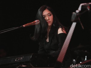 Isyana Buka Showcase Raisa & Isyana dengan Lagu Pesta