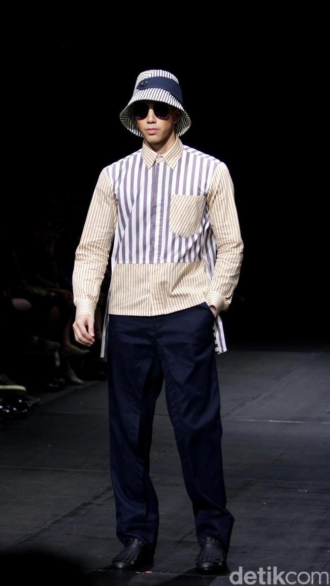 Austere by Tri Handoko mengangkat koleksi terbarunya yang bertajuk Lenient di Plaza Indonesia Fashion Week 2017. Plaza Indonesia Lt. 8, Jakarta. [Foto: Mohamamd Abduh/Wolipop]