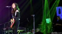 Lampu pun padam. Isyana langsung melantunkan sebuah melodi romantis pelan sambil berjalan ke balik panggung. Raisa pun naik ke atas panggung diiringi dengan teriakan histeris penggemarnya, Yaya!!!.