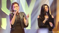 Penampilan duet Raisa dan Isyana membawakan medley lagu Kau Adalah dan Serba Salah. Hanif Hawari/detikHOT.