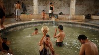 Foto: Pemandian Hammam al Alil pun kini populer kembali di kalangan warga Mosul. Setiap harinya, tak kurang 200 orang dari berbagai daerah di Irak berkunjung ke pemandian air panas ini untuk sedikit melupakan bahwa kota mereka sedang terjadi perang (Suhaib Salem/Reuters)