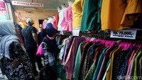 Maraknya kehadiran e-commerce di tengah masyarakat, membuat banyak orang cenderung lebih menikmati cara belanja online, yang dinilai lebih mudah dan efisien. Namun dengan adanya e-commerce, toko-toko konvensional juga dinilai bisa mendapatkan efek negatif, karena ditinggal pelanggan.