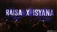 Sebelumnya, sejak sore beberapa penonton telah menunggu di tempat konser berlangsung.