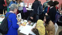 Ilustrator Evelline Andrya memperkuat promosi literasi Indonesia dengan hadir dan mendemonstrasikan keahliannya di depan pengunjung. Baru-baru ini ia menerbitkan buku anak pertamanya berjudul The Dancing Folktales.