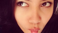 Anggika Bolsterli dengan pose duck facenya. (Dok. Instagram/anggikabolsterli)
