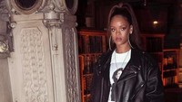 Rihanna yang tahun lalu pernah menempati posisi The Most Marketable Celebrity di atas Beyonce pun harus mengalah di tahun ini. (Dok. Instagram/badgalriri)