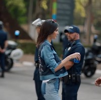 Pepsi menarik iklan video yang dibintangi Kendall Jenner setelah banyaknya protes dari netizen. Iklan menampilkan Kendall Jenner mencoba meredakan protes dengan memberikan polisi sekaleng Pepsi. Netizen menilai iklan itu salah dan buruk untuk ditayangkan. Foto: Youtube