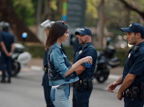 Senggol Isu Politik, Iklan Kendall Jenner untuk Pepsi Dikritik Netizen 